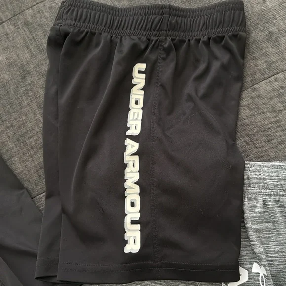 Under Armour  Athletic Shorts in Black and Gray size 6 - Picture 3 of 6